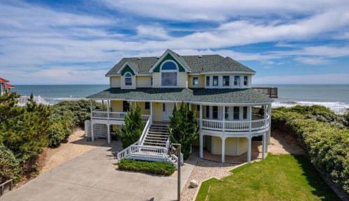 Six-Bedroom Holiday Home
