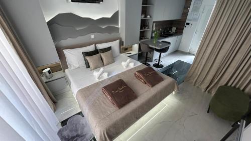 Deluxe Suite with Spa Bath