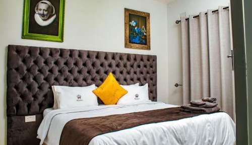 Deluxe Queen Suite