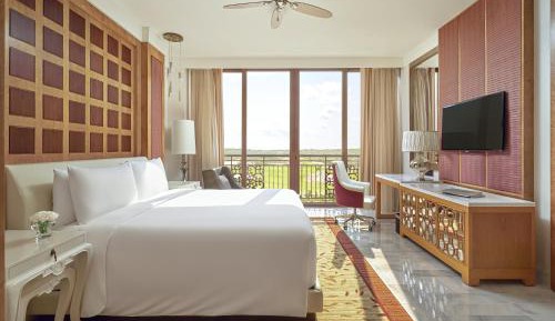 One-Bedroom King Suite with Grand Golf View - Smoking