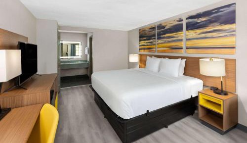 King Room with Mobility Access and Bathtub with Grab Bars, Non-Smoking