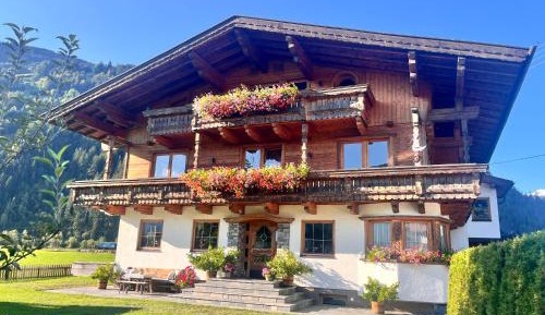Four-Bedroom Apartment with Balcony 