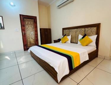 Deluxe Double Room (2 Adults + 1 Child)