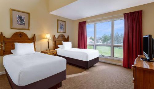 Two-Bedroom Apartment with One Queen Bed and Two Twin and One Sofa Bed or Two Queen Beds - Non-Smoking