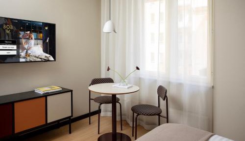 Studio w/ Kitchenette