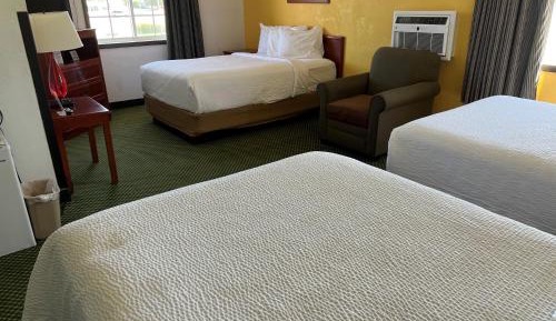 Studio Suite with Three Double Beds - Non-Smoking