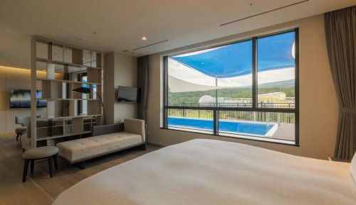 Pool Suite - Welcome Fruit & Extra bed for 1