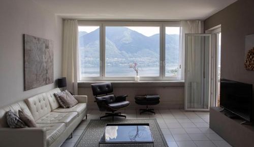 Apartment with Lake View
