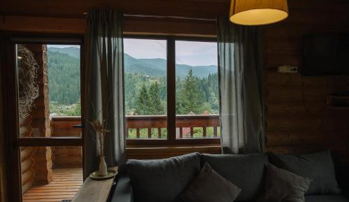 Apartment with Mountain View