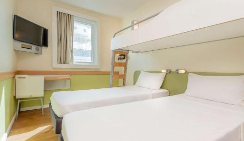 Functional rooms with 3 twin beds