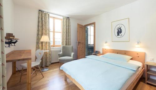 Single Room Grand lit