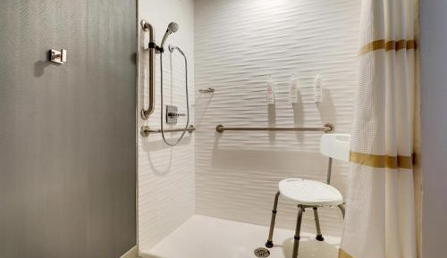 King Room with Adapted Tub - Mobility Accessible