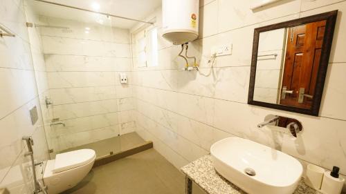 Two-Bedroom Apartment with Mountain View