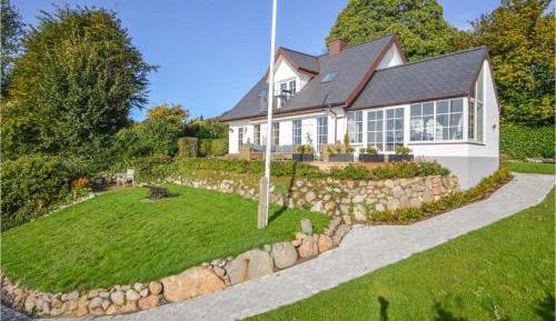 Three-Bedroom Holiday Home 