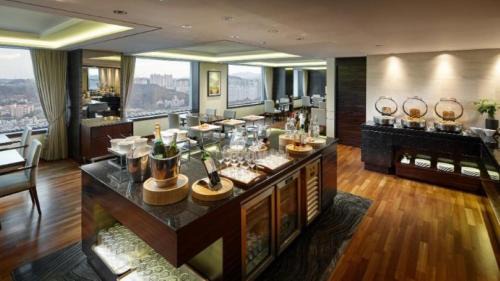 Club Deluxe Suite Double Room (Breakfast and Club Lounge Access Included)