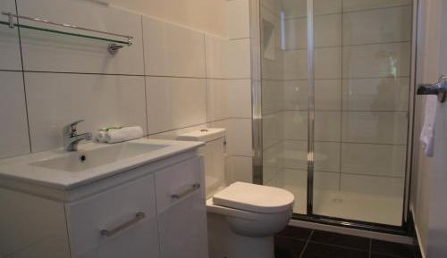 Modern 2 Bedroom - 6 Guests