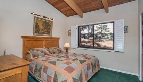 Four-Bedroom Apartment with Balcony 