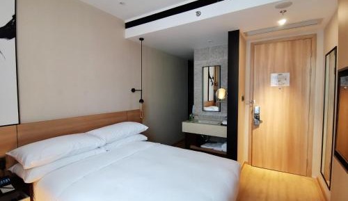 Standard Guest room with 1 Queen Bed, City view