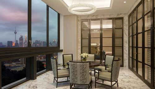Presidential King Suite with Lake Gardens View