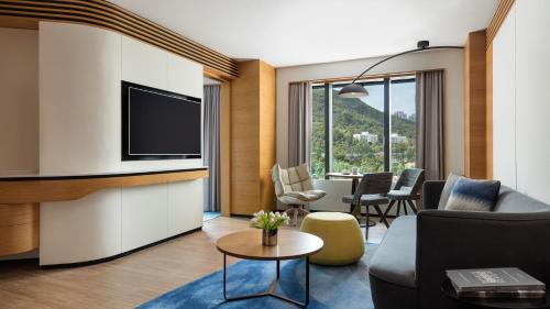 Deluxe Suite, M Club lounge access, 1 Bedroom Suite, 1 King