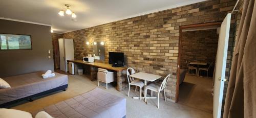 Interconnecting Room - 2x Lakeview Suites (Sleeps 2-6)