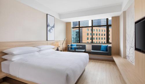 Premier Guest room with 1 King bed, City view