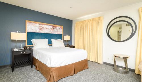 Deluxe Queen Suite