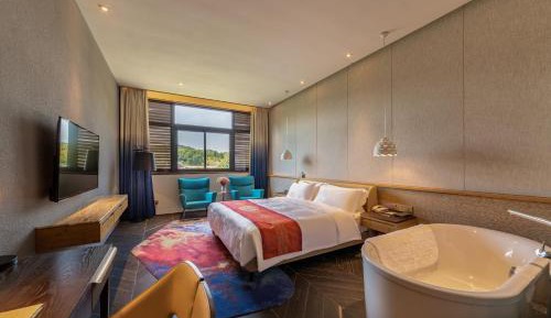 Deluxe Queen Room