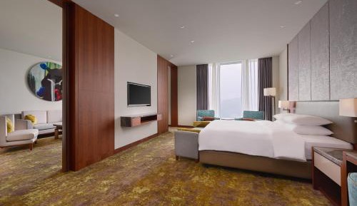 Deluxe King Suite with Executive Lounge Access