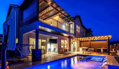 Eight-Bedroom Holiday Home