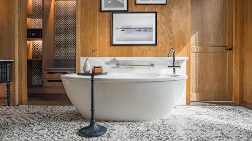 One-Bedroom Oceanfront Pool Villa