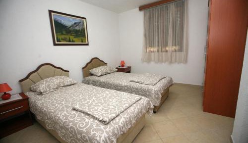 One-Bedroom Apartment with Mountain View