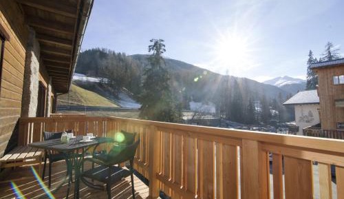 4-Bedroom Apartment with Mountain View