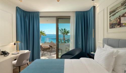 Deluxe room with balcony and sea view