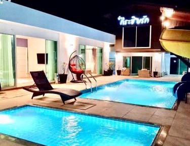 King Suite with Poolside