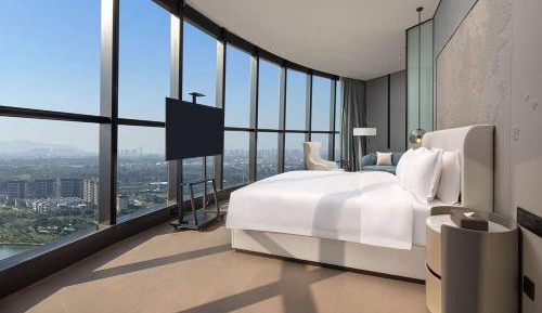 Executive King Room with Lake View - Non-Smoking