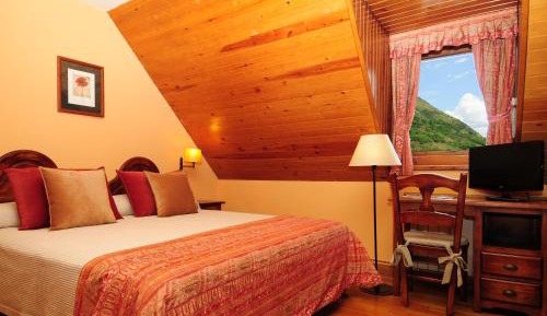 Quadruple Room (2 Adults + 2 Children)