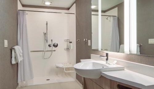 King Suite with Sofa Bed and Adapted Tub - Mobility Accessible