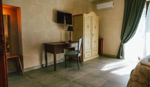 Deluxe Room (2 Adults + 1 Child)