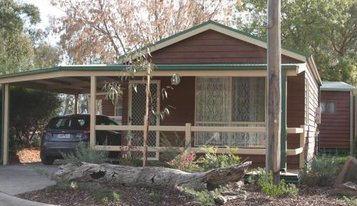 One-Bedroom Cabin with Spa Bath