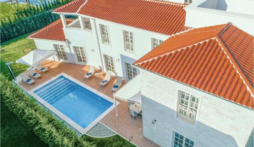 Three-Bedroom Holiday Home 