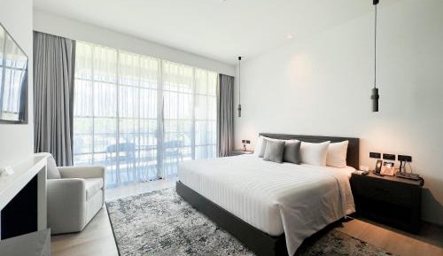 Deluxe with Bath Tub