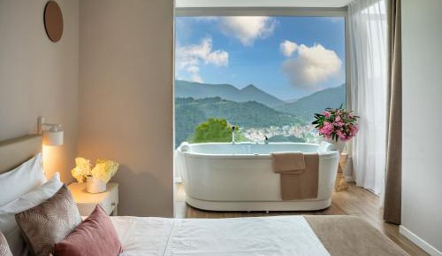 Apartment with Mountain View