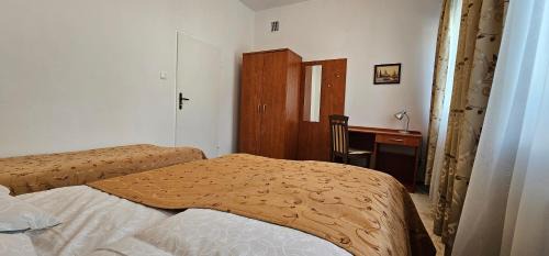 Basic Triple Room with Shared Bathroom