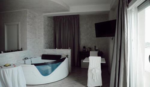 Suite with Spa Bath