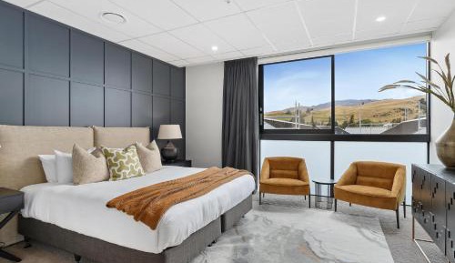 Apartment with Mountain View