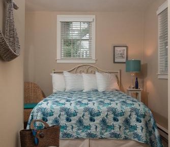 Petite Queen Room