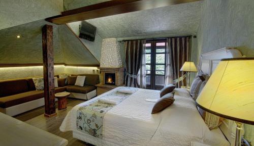 Superior Suite with Spa Bath and Mountain View