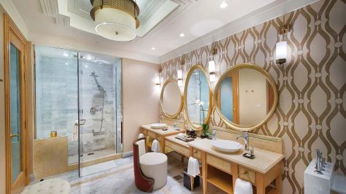 One-Bedroom King Suite with Grand Ocean View - Smoking