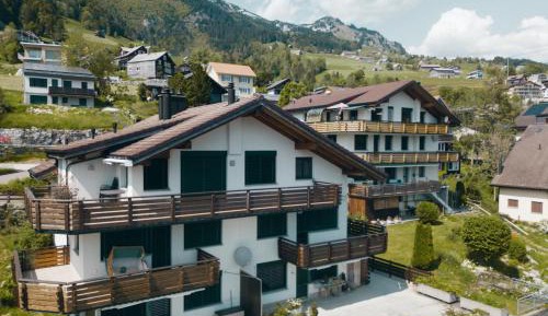 Apartment with Mountain View